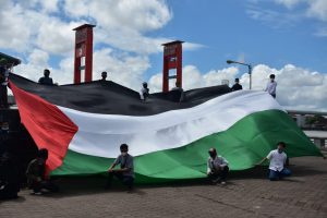Aksi Solidaritas, MRI ACT Palembang Kibarkan Bendera Palestina Raksasa di BKB 