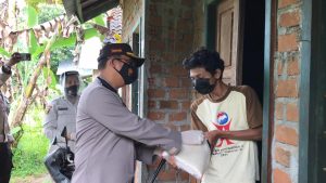Mang PeDeKa Polres Mura Beri Santunan Dan Penyemprotan ke Rumah Warga