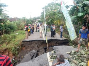 Hujan Deras Jalan Penghubung Antar Ogan Ilir Dan Oku Ambrol