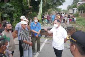PLH Bupati OKU Meninjau Lokasi Banjir dan Jalan Ambruk di Kecamatan Lubuk Batang
