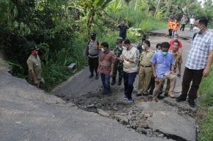 PLH Bupati Oku Tinjau Jalan Amblas Sejauh 200 Meter