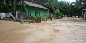 Breaking News.! Postu Kesehatan dan Rumah Warga Desa Batu Gane Kembali Diterjang Banjir