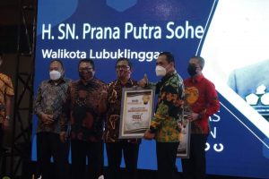 Wako Terima Penghargaan Sahabat Pers dari SMSI Sumsel 