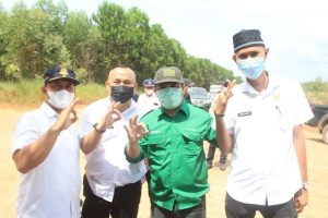 Kadis Kominfo Ikuti Peninjauan Lokasi Pemasangan Jaringan Listrik di Desa Harapan Makmur