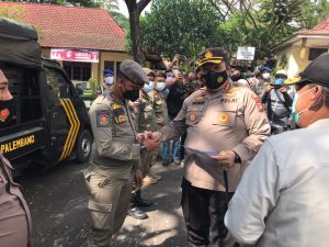 Kapolda Sumsel Beri Reward Kepada Tiga Anggota Satpol PP kota Palembang  