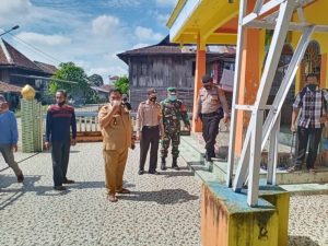 Kompak TNI-POLRI Semprot Disinfektan di Kecamatan Sanga Desa