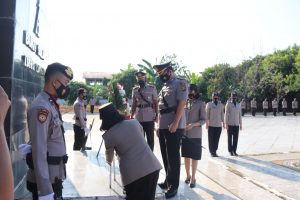 Peringati HUT Bhayangkara ke-75, Kapolres Mura Ziarah Ke Makam Pahlawan
