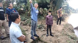 Anggota DPRD provinsi Sumatera Selatan H Toyeb Rakembang Cek Lokasi Beronjong di Desa Lubuk Ngin