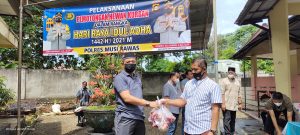 Kapolres Musi Rawas Bagikan 671 Bungkus Daging Qurban
