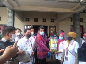 Kadinsos Sumsel Salurkan 4 Ton Bantuan Dari Gubernur Sumsel Kepada DPD Projo Sumsel