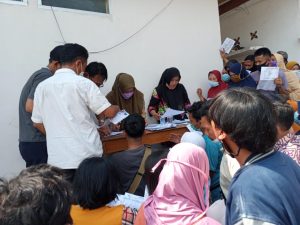 Kelurahan Kemalaraja Salurkan Beras PPKM pada 546 KPM 