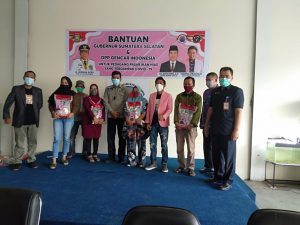 DPP Gencar Indonesia dan Kadinsos Sumsel Bagikan Beras Ke Pedagang Pasar 