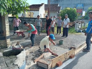 Warga RT 18 Kel Kemalaraja Swadaya Perbaiki Jalan