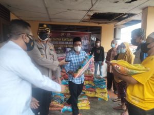 LSM SCW Salurkan Beras dari Polda Sumsel Kepada Warga Yang Terdampak Covid-19