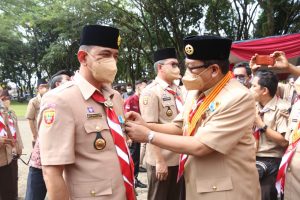 PLH Bupati Oku Terima Lencana Darma Bakti Pramuka
