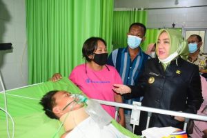Bupati Musi Rawas Hj Ratna Machmud, Saya Akan Membiayai Perawatan Aditya Sampai Tuntas