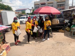 Hari Ibu Gema Wasri Bagikan Sayur Masak
