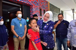 Bupati Musi Rawas Hj Ratna Machmud Bersyukur Kondisi Aditia Sudah Sembuh