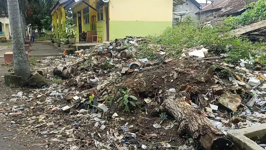 Sampah di Lingkungan Sekolah SDN 48 “Menggunung” Kepsek Terkesan Lakukan Pembiaran