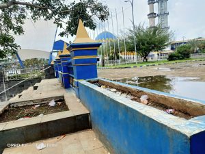 Sampah Berserakan Di Halaman Depan Taman Kurma Lubuk Linggau 