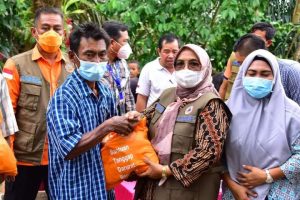 Wabup Mura Salurkan Bantuan Herman Deru Untuk Warga