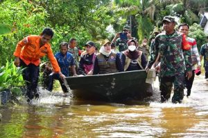 Bupati Mura Hj Ratna Machmud Salurkan Bantuan 2,6 Ton Beras Untuk Desa Sukamana