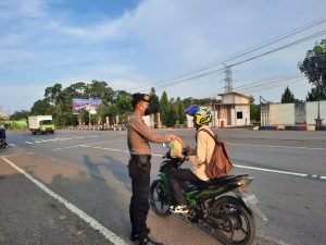 Polres Mura Berbagi, Pengendara Yang Melintas Mendapat Takjil Gratis