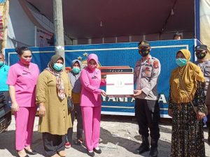 Kapolres dan Ibu Bhayangkari Berikan Bingkisan Kepada Anggota Pos Pengamanan Lebaran