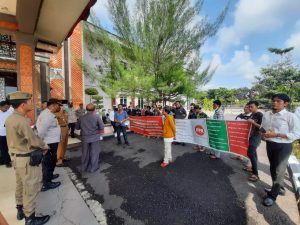Aksi Bermalam di Pemkab Mura Kelanjutan Aksi Pemblokiran di Lahan PT CLBB
