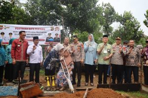 Peletakan Batu Pertama Pembangunan Rumah Pra Sejahtera di Hadiri Kapolres Mura dan Bupati