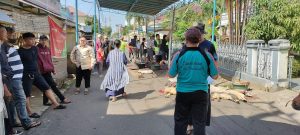 Masjid Al-Muawannah Bagi Daging Qurban Untuk Jamaah dan Warganya