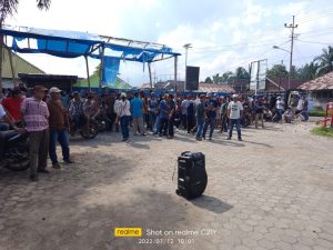 Terkait Pilkades Ratusan Masyarakat Desa Sukadana Geruduk Kantor Camat Muara Pinang 