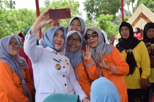 Bupati dan Ketua TP PKK Mura Tinjau Lomba Hasil Pengolahan Pangan Lokal UMKM 