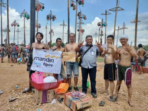 Lomba Panjat Pinang Tercepat Dalam Waktu 2 Menit Dimenangkan Team Samsat Palembang 2