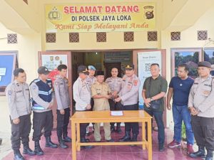 Pemdes Ngestikarya Serahkan Senpira Tak Bertuan ke Polsek Jayaloka