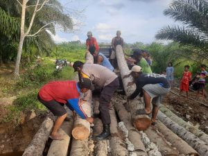 Bersama Masyarakat Polsek Megang Sakti Giat Bersama Membangun Jembatan