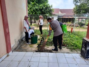 Polsek STL Ulu Terawas Bersama Masyarakat Bersih-bersih Lingkungan Di Kelurahan Selangit