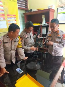 Melindungi Melayani Dan Mengayomi Masyarakat, Anggota Polsek STL Ulu Terawas Cek Kesiapan Senjata Api