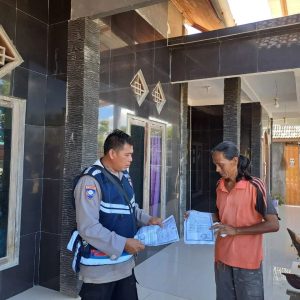 Bhabinkamtibmas Polsek STL Ulu Terawas Bripka Burlian Bagikan Maklumat Kapolri Kepada Masyarakat
