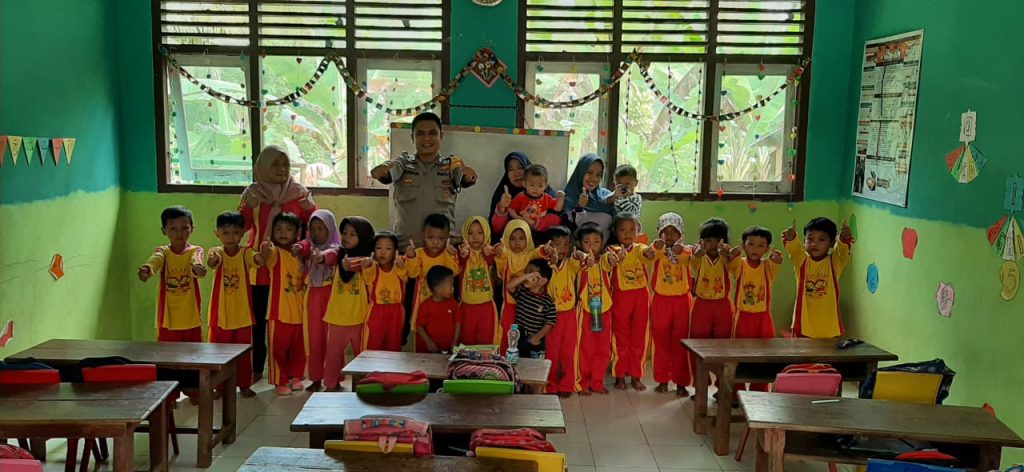 Bhabinkamtibmas Polsek Jayaloka Perkenalkan Polisi Baik Kepada Anak PAUD