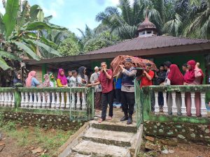 Babinkamtibmas Kecamatan Selangit, Bripka Burlian Ikut Gotong Jenazah Almarhum Malian 