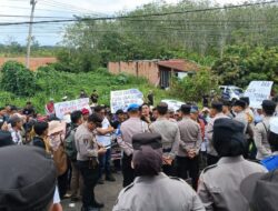 Ratusan Warga Masyarakat Desa Babatan Demo di Depan Polres Empat Lawang 